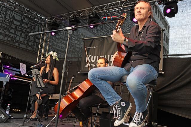 Kiyo und Band verzaubern auf der Bühne des Kulturnetzes Mannheim-Rhein-Neckar ihre Zuhörer. | Foto: Christian Gaier 
