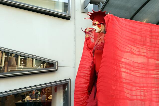 Immer ein Hingucker: die Stelzenläufer. | Foto: Christian Gaier