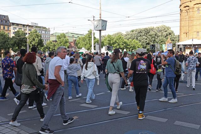 Endlich Grün. Übergang zur Bühne am Wasserturm. | Foto: Christian Gaier