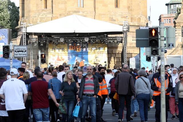 Musiker und Musikerinnen der Popakademie in Mannheim eröffneten das Programm auf der Bühne am Wasserturm. | Foto: Christian Gaier 