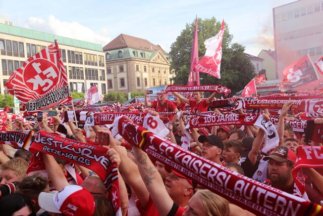 Über 8.000 Fans bevölkern den Stiftsplatz und feiern den Aufstieg ihres FCK | Foto: Jens Vollmer