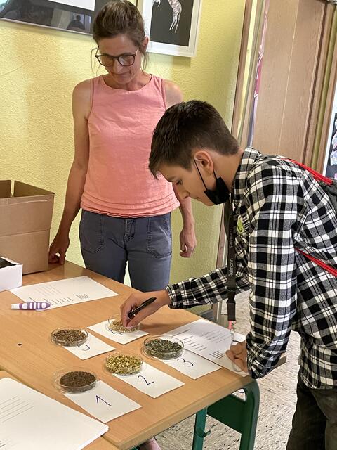 Die Bundesvereinigung deutscher Apothekerverbände, hier vertreten durch Astrid Berlin, weckt das Interesse von Alessandro Wagner.
 | Foto: Weiler