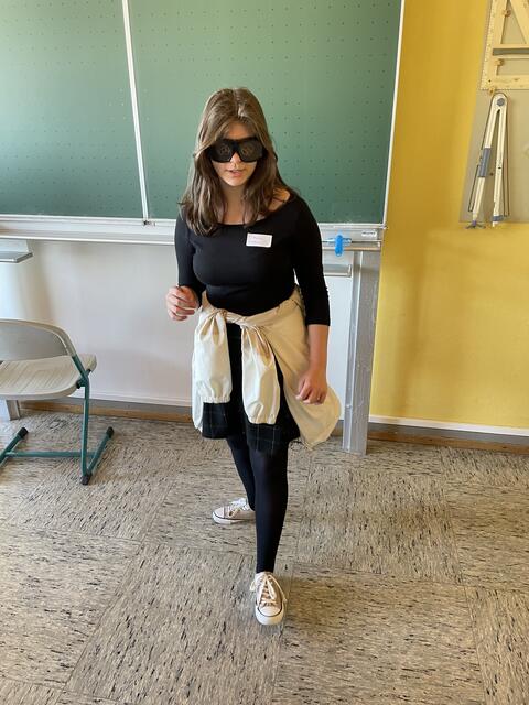 Aliyana Chakarova mit einer Blinden- Simulationsbrille | Foto: Weiler