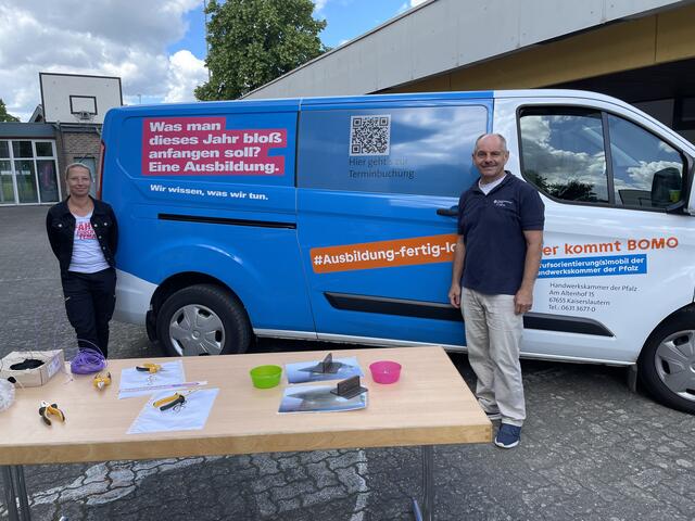 Katrin Kahl und Paul Damm von der Handwerkskammer | Foto: Weiler