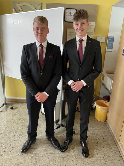 Gut gekleidet zum Vorstellungsgespräch: Lars Hornbach und Felix Erpenbach, Klasse 10a
 | Foto: Weiler