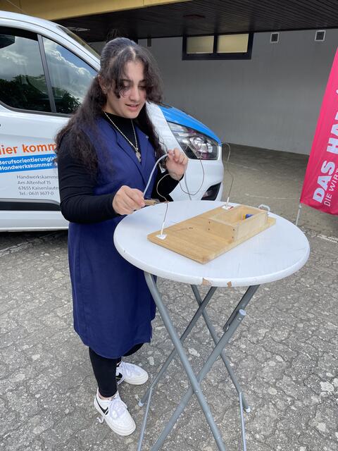 Samira Fidan testet ihre Handgeschicklichkeit. | Foto: Weiler