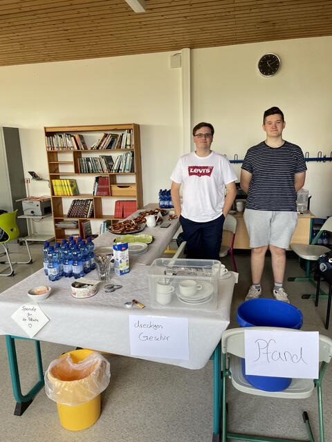 Das Ausstellercafé betreuten Nico Schreiner und Luca Wöhrle, Klasse 10b      | Foto: Weiler