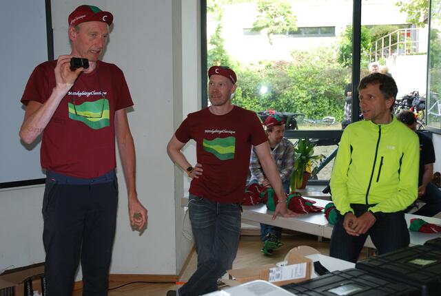 Markus Kroell erklärt die Funktionsweise des Tracks, den alle Fahrer*innen mitführen müssen | Foto: Markus Pacher