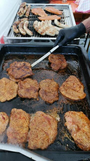 Essensangebot - Steak, Bratwurst | Foto: 2022 - Gesangverein Frohsinn KA-Hagsfeld 1890 e.V.