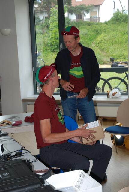 Markus Kroell im Gespräch mit Christian Englert, der als einziger vom Orga-Team selbst am Rennen teilnimmt | Foto: Markus Pacher