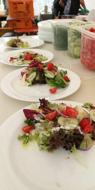 Salatbouquet zum Steakteller | Foto: 2022 - Gesangverein Frohsinn KA-Hagsfeld 1890 e.V.