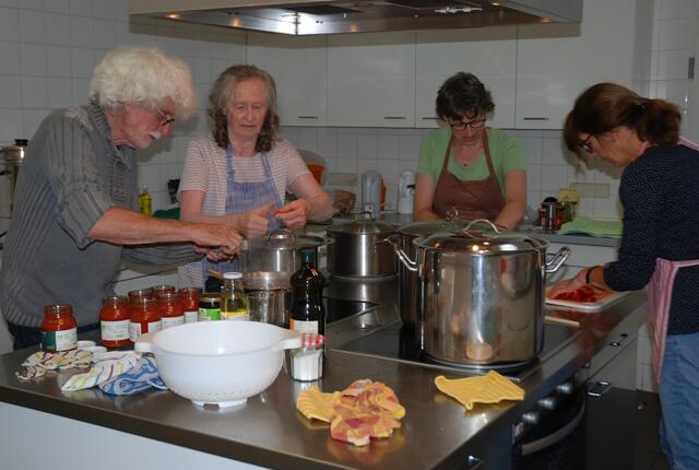Das tüchtige Kochteam bei der Vorbereitung der "Henkersmahlzeit" | Foto: Markus Pacher