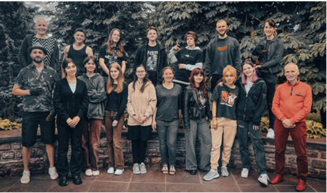 Die Preisträger: Marita Dörr (untere Reihe, 2. v. r.) und Banafshe Haidiri (untere Reihe, 3. v. r.) | Foto: Alexandra-Lang-Jugendkunstpreis Rheinland-Pfalz