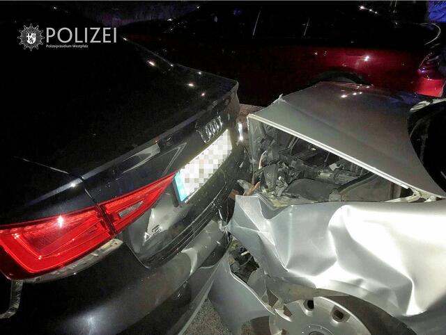 Zu einem nicht alltäglichen Unfall ist es am Sonntagabend in der Kaiserstraße gekommen. Weil die Beteiligten anschließend auch noch in Streit gerieten, ermittelt die Polizei jetzt auch wegen Körperverletzung. | Foto: Polizeipräsidium Westpfalz