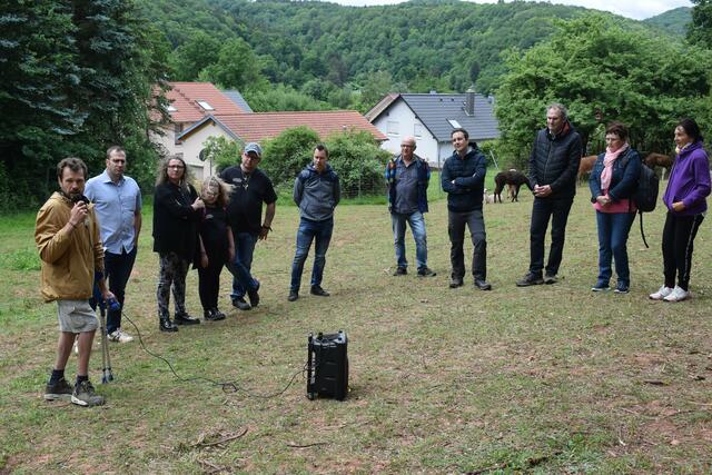 Robin Kaltenbach von der Aktion Südpfalz Biotope erläutert das Projekt | Foto: B. Bender