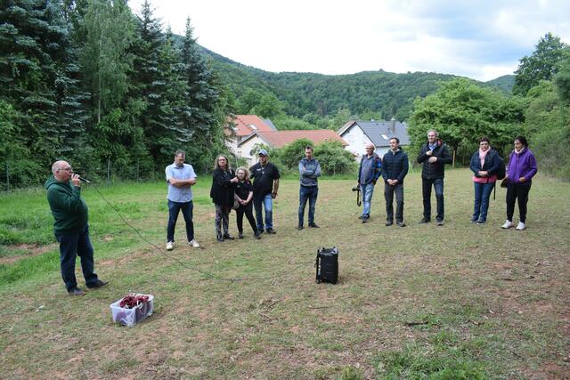 Rudolf Klotz erzählt über seine exotischen Rasenmäher | Foto: B. Bender