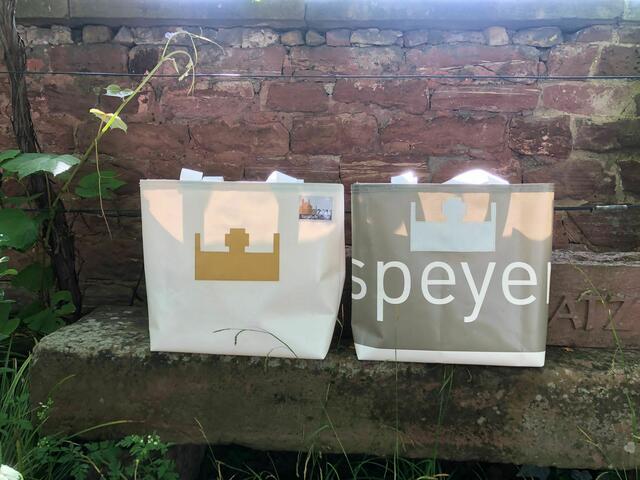 Jede Saliertasche ist ein Unikat, ein Upcycling aus gebrauchten Planen aus dem Salierjahr 2011 | Foto: Dombauverein Speyer