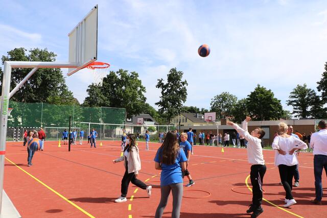 Spielfeld im Außenbereich der Realschule Plus Kandel - die Schüler:innen freuen sich über das neue Pausenangebot | Foto: Heike Schwitalla