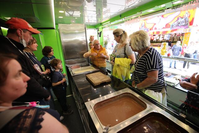 Hier werden die frischen Früchte eingetaucht in die feine Schokolade | Foto: Gustai/Pixelgrün