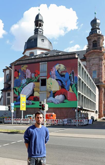 Der Künstler und sein Werk.  | Foto: Christian Gaier
