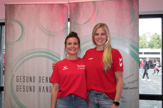 Freundliche Damen am Eulen-Stand (Foto Michael Sonnick)