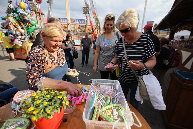 Eine kleine Erinnerung gab es von der Schausteller-Verbands-Vorsitzenden Susanne Filder | Foto: Gustai/Pixelgrün