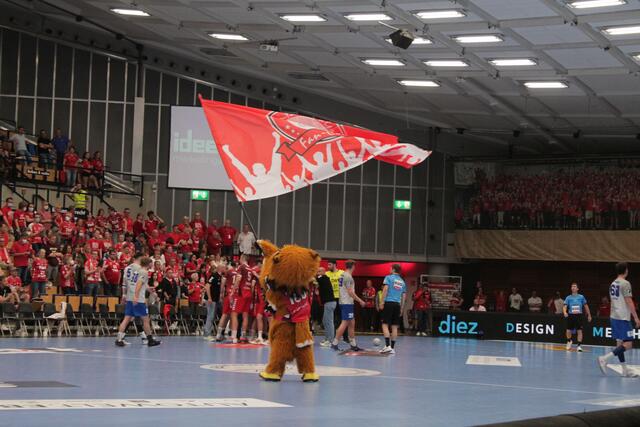 Das Eulen-Maskottchen mit der Eulen-Fahne (Foto Michael Sonnick)