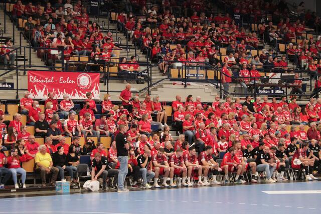 Die meisten Eulen-Fans kamen in roten Shirts in die Eberthalle (Foto Michael Sonnick)