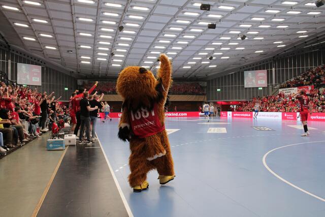 Auch das Eulen-Maskottchen freute sich (Foto Michael Sonnick)