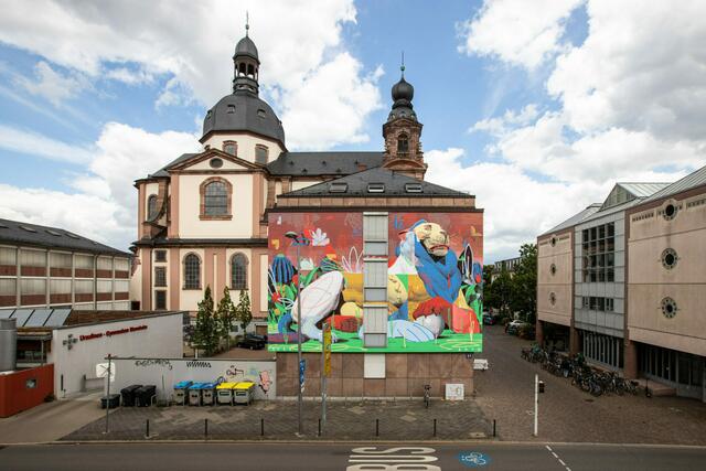 Das fertige Mural, im Hintergrund die Mannheimer Jesuitenkirche.  | Foto: Alexander Krziwanie