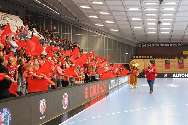 Hallensprecher und Maskottchen drehen noch eine Runde | Foto: Basaric-Steinhübl