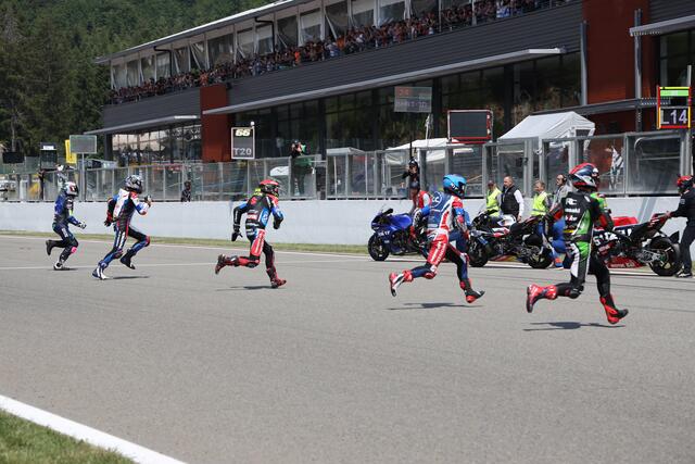 Start zum 24-Stunden-Rennen in Spa/Belgien (Foto Hartmut Reuschel / moto-foto)