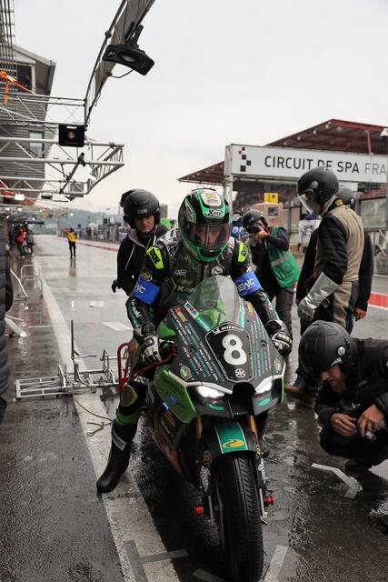 Kawasaki-Pilot Jan Bühn beim Boxenstopp (Foto Hartmut Reuschel / moto-foto)
