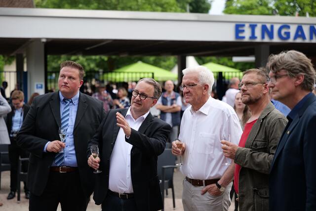 Betrachtung und Erläuterung des Denkmals (v.l.) Maximilian Tüg (Geschäftsführender Vorstand VSÖ), Markus Wild-Schauber (Projektleiter Telldenkmal), Ministerpräsident Winfried Kretschmann, Thomas Ihle (Inhaber der Kunstgießerei Ihle, Dresden) und Thomas Hentschel (MdL)
 | Foto: Lukas Tüg