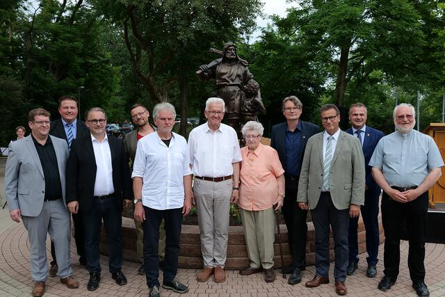 (v.l.) Dr. Alexander Becker (MdL), Maximilian Tüg (Geschäftsführender Vorstand der VSÖ), Markus Wild-Schauber (Projektleiter Telldenkmal), Thomas Ihle (Inhaber der Kunstgießerei Ihle, Dresden), Fritz Müller (Neffe des ersten Ötigheimer Tellbuben), Ministerpräsident Winfried Kretschmann, Luise Kölmel (Enkelin des ersten Ötigheimer Telldarstellers), Thomas Hentschel (MdL), Peter Hauck (Minister für Ernährung, Ländlichen Raum und Verbraucherschutz Baden Württemberg), Frank Kiefer (Bürgermeister und 2. Vorsitzender VSÖ) und Erich Penka (Pfarrer und 1. Vorsitzender VSÖ) | Foto: Lukas Tüg
