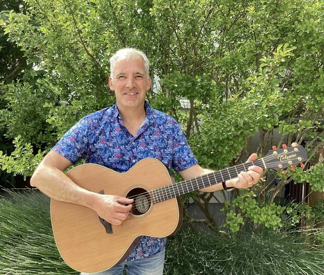 Christian Settelmeyer singt heitere und stimmungsvolle Lieder.  Quelle: Baum’s kleines Weincafé
