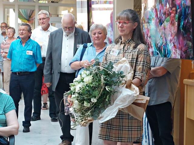 Initiatorin Maike Müller mit riesigem Blumenstrauß | Foto: Brigitte Melder