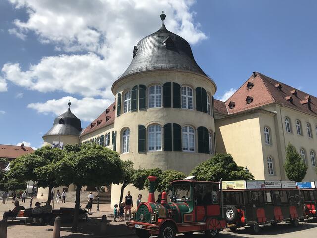 Der Rosen-Express wartet vor dem Schloss auf Fahrgäste | Foto: B. Bender