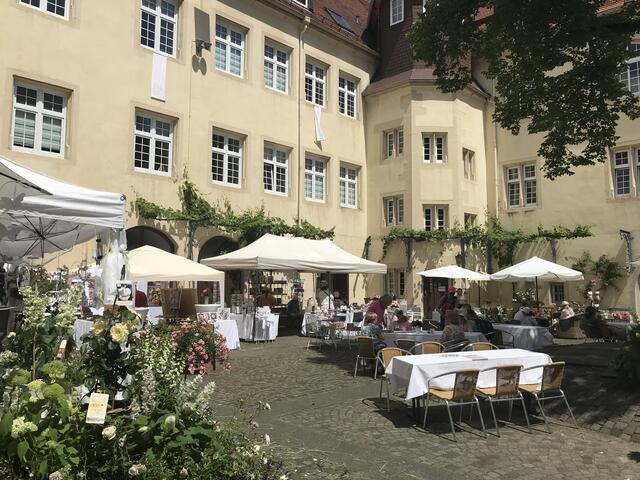 Idealer Platz für den Rosenmarkt: der Innenhof des Schlosses | Foto: B. Bender