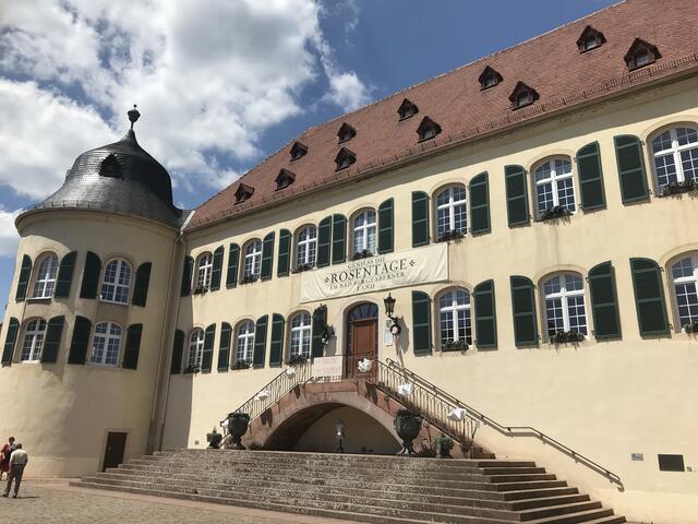 Hinweis am Schloss auf die Rosentage | Foto: B. Bender