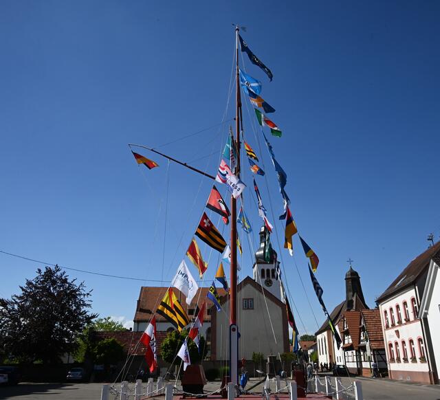 Hauptstraße Neuburg am Rhein mit dem beflaggten Schiffermast am 11.06.2022
 | Foto: A. Abt