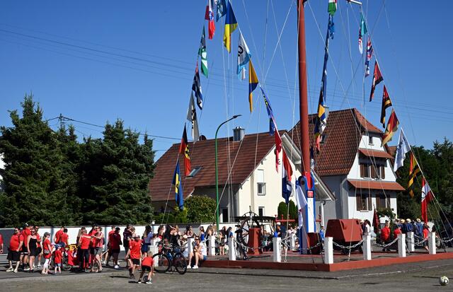 Hauptstraße Neuburg am Rhein - Umzug des Turnvereins am 11.06.2022 und der beflaggte Schiffermast 
 | Foto: A. Abt