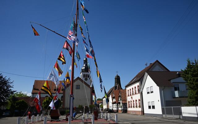 Hauptstraße Neuburg am Rhein mit dem beflaggten Schiffermast am 11.06.2022
 | Foto: A. Abt