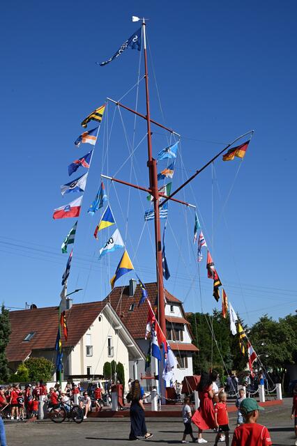 Hauptstraße Neuburg am Rhein mit dem beflaggten Schiffermast am 11.06.2022
 | Foto: A. Abt