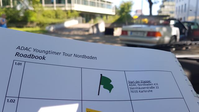 Einreihen zum Start - mit dem Roadbook. Der Beifahrer gibt die Richtung vor | Foto: www.jowapress.de