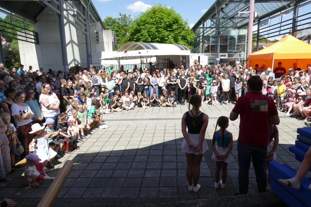 Der Nachwuchs sowohl beim Karnevalverein als auch beim Turnverein präsentierte sein Können auf dem Koch’schen Markt. Die Präsentation wurde moderiert vom KVK-Präsidenten Peter Schmid (im Vordergrund). Foto: Horst Cloß