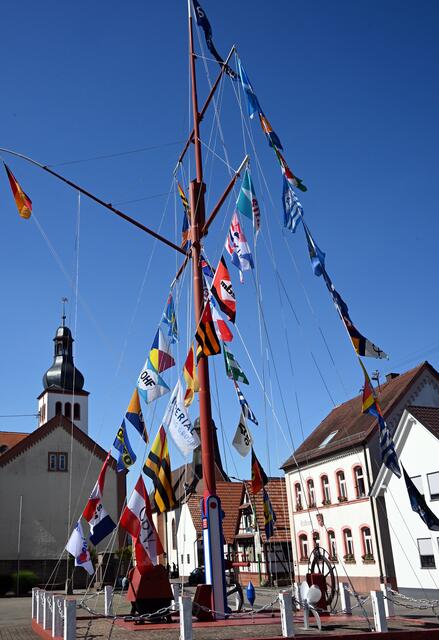 Hauptstraße Neuburg am Rhein mit dem beflaggten Schiffermast am 11.06.2022
 | Foto: A. Abt