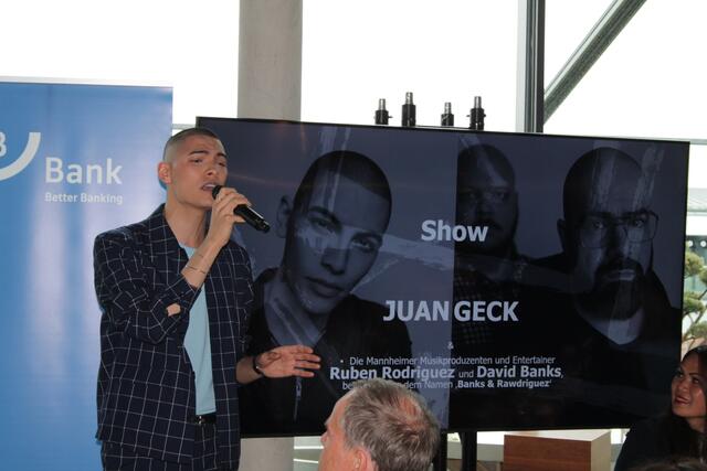 Sänger Juan Geck aus Heidelberg präsentiert einen Song (Foto Michael Sonnick)