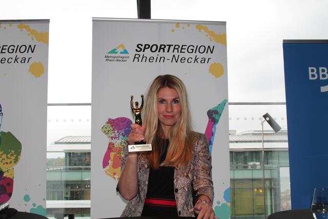 Simone Schulze mit dem SportAward (Foto Michael Sonnick)