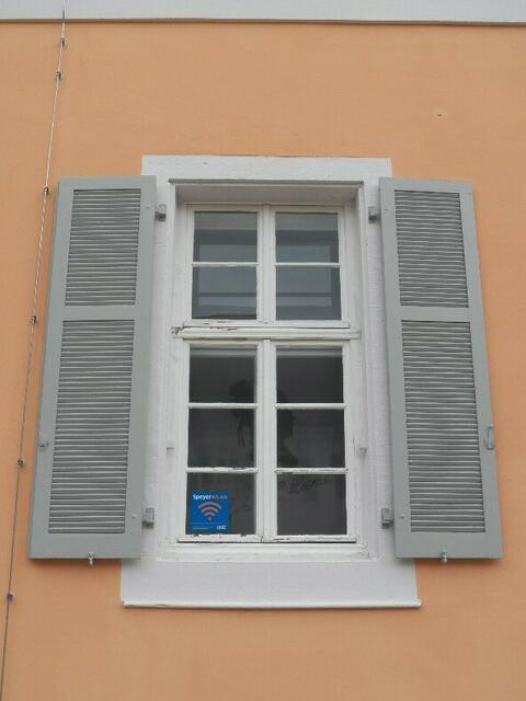 Nach diesem Vorbild werden die Fenster des städtischen Gebäudes gestaltet | Foto: Jürgen Alshuth